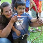 Foto Mama und Sohn beim Bogen schießen