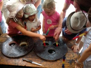 Foto Kinder beim Kerzen machen, ziehen und gestalten