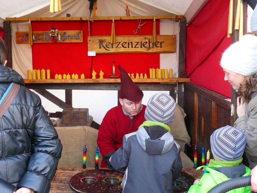 Foto Kerzenzieherstand im Winter auf einem Weihnachtsmarkt