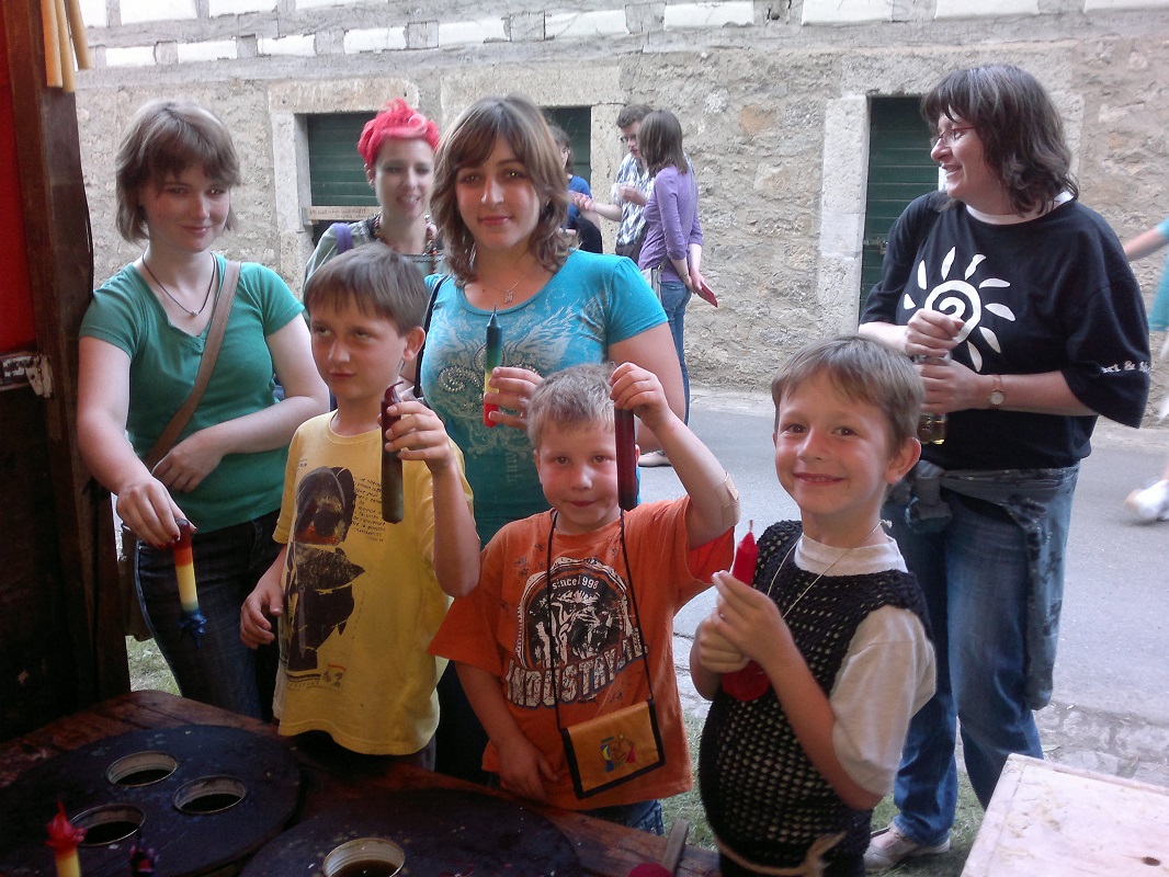 Foto Kinder und Jungendliche beim Kerzen ziehen und Kerzen gestalten