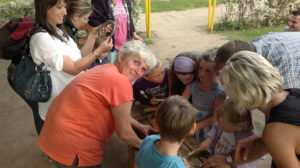 viele Kinder und Eltern putzen ihre Hufeisen sauber