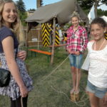 drei Mädchen beim spielen mit einem Seil, Geschicklichkeitsseilziehen im Vogtland