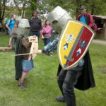 zwei kleine Ritter mit Helm, Schwert und Schild
