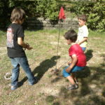 Kinder spielen Hufeisen werfen