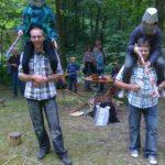 Lanzen stechen, zwei Männer, Papas sind hier die Pferde
