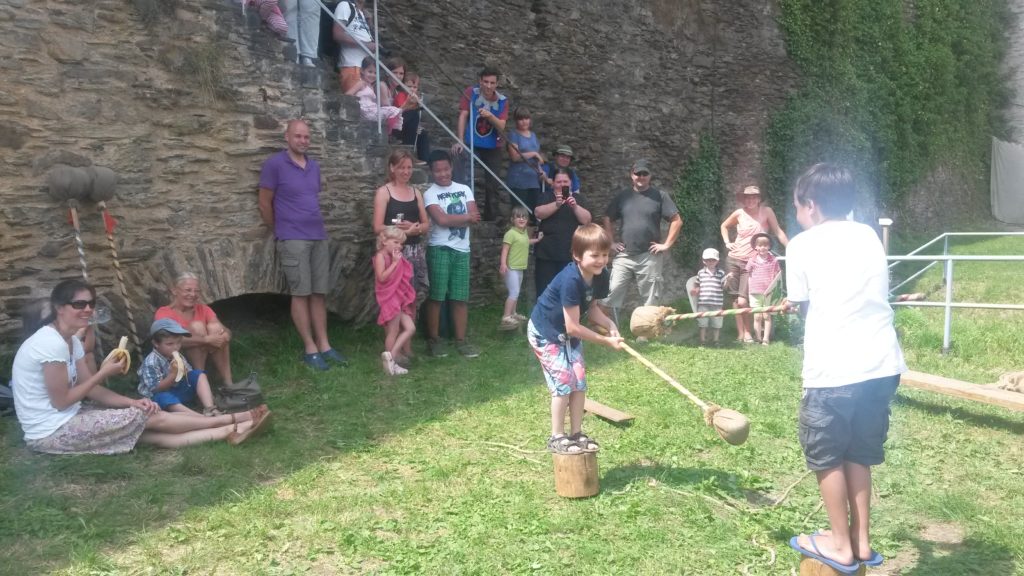 Spiel Stumpfe Stumpfe auf Burg Rheinfels, auf einem Klotz