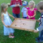 ein Spiel für kleine Kinder, Lochbrettspiel, Lochkugelspiel
