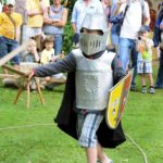 kleiner Ritter im Kampf mit Schwert, Rüstung und Schild