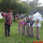 Ich Mike und 5 Kinder beim Sack hüpfen, auf einer Wiese zu einem Burgfest