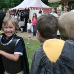 zwei Jungen beim Stumpfe Stumpfe spielen auf einem Mittelalterfest