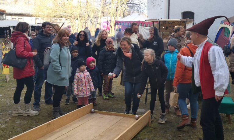 Eierknacker Mike mit Gästen und Besuchern beim Spiel Eierknacker (Burgverteidigung)