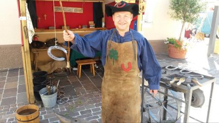 Glücksschmied mit der Hufeisen-Angel Hufeisen an der Hufeisen-Angel